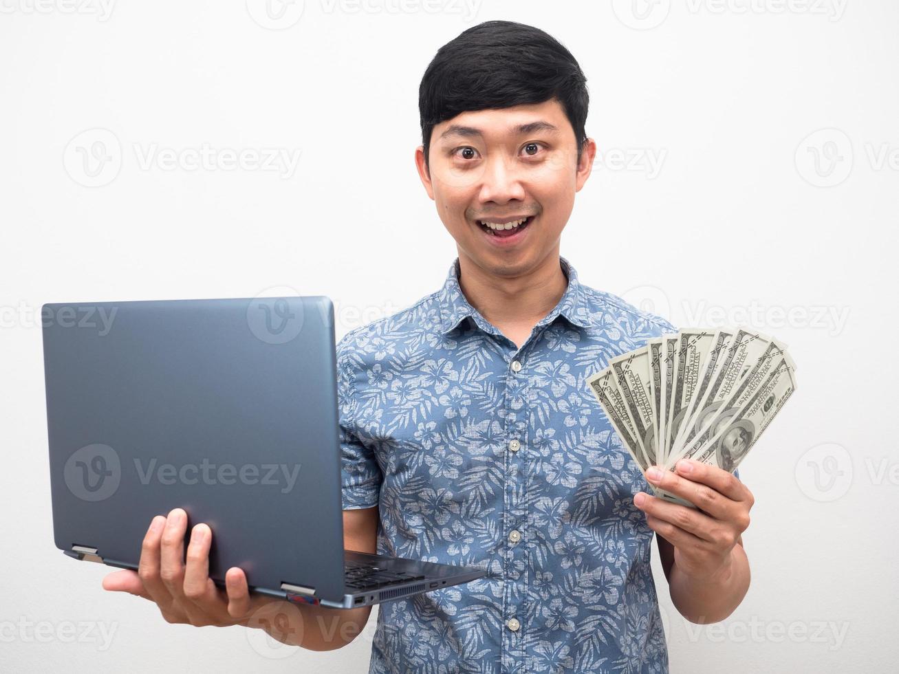 Mens blauw overhemd Holding laptop met een veel van geld opgewonden gezicht geïsoleerd foto