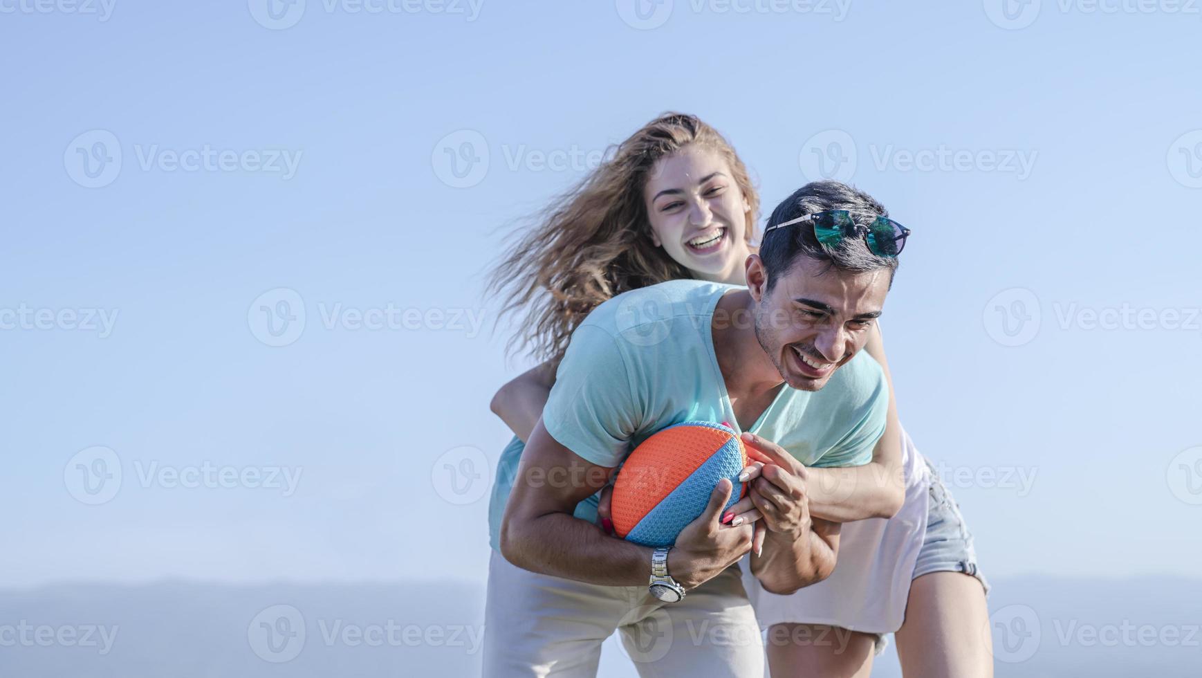 paar spelen Amerikaans Amerikaans voetbal Aan heet zomer dag. paar spelen rugby foto schieten