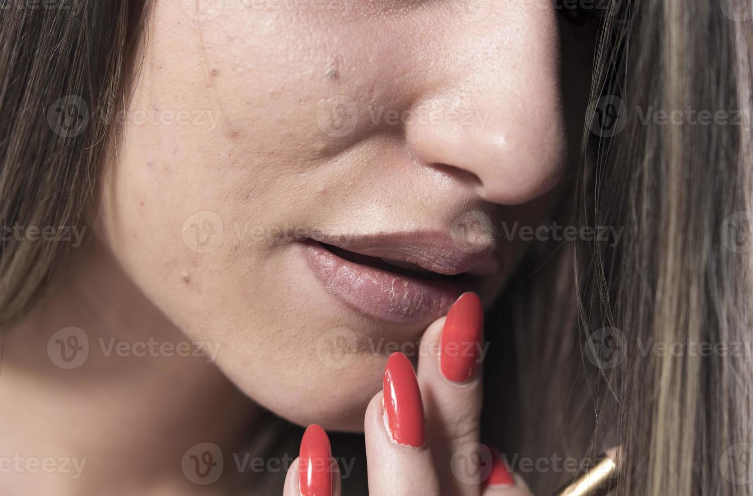 lippen huid zorg. mooi vrouw gezicht met sexy vol lippen toepassen hygiënisch lip balsem, lip verzorging stok. detailopname van vrouw gezicht met zacht huid zetten lip beschermer lippenstift Aan. schoonheid schoonheidsmiddelen concept foto