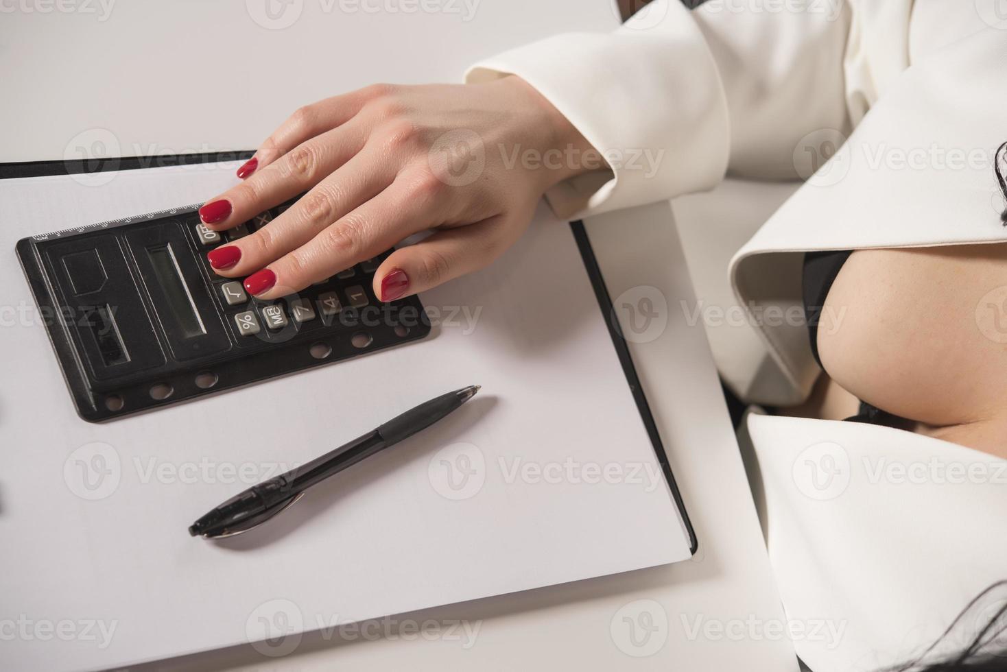 een vrouw manager werken Aan een laptop in een modern kantoor. foto