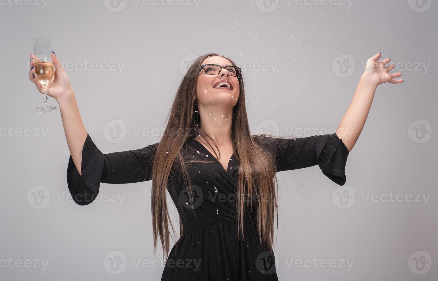 mooi vrouw vieren nieuw jaar met confetti en Champagne foto