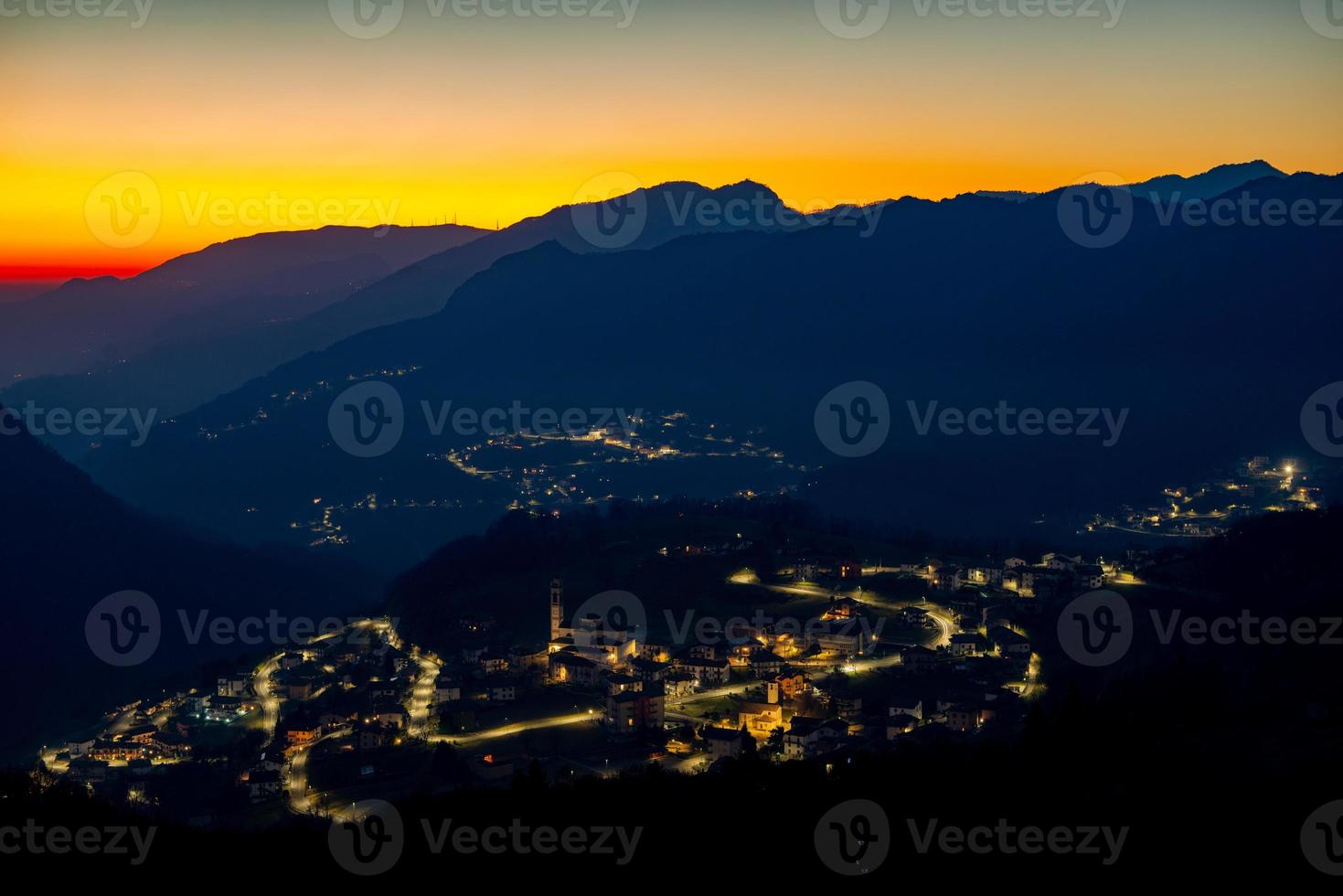 berg dorp Bij zonsondergang foto