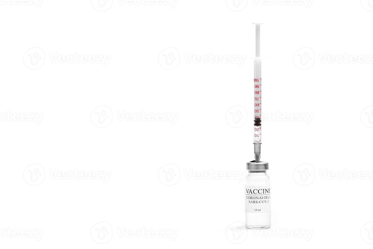 geneeskunde fles met coronavirus vaccin covid19. medisch glas flacon en injectiespuit voor vaccinatie. vloeistof vaccin in laboratorium, ziekenhuis of apotheek concept geïsoleerd Aan wit achtergrond foto