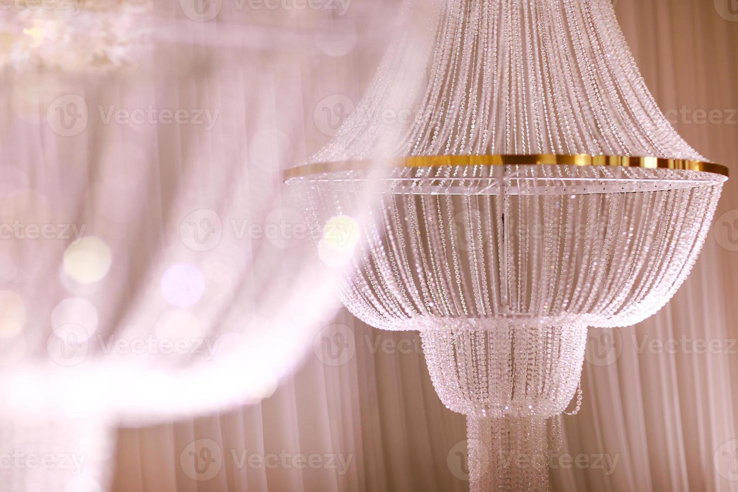 bruiloft decor mooi kristal kroonluchter dichtbij omhoog foto