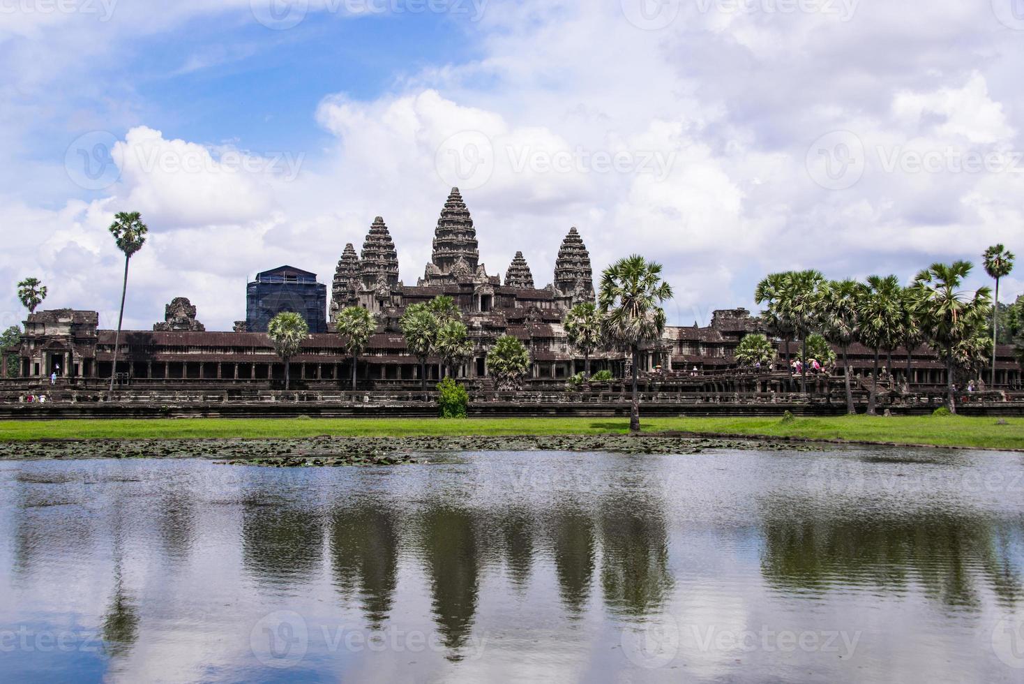 Angkor wat is een tempel complex in Cambodja en de grootste religieus monument in de wereld foto