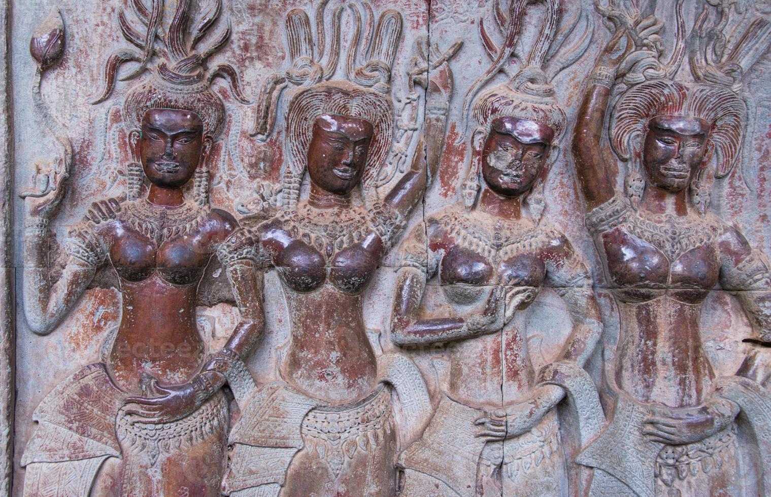 detail van steen houtsnijwerk van apsara is een mooi en verleidelijk meisje van Hindoe mythologie Bij Angkor wat, Cambodja foto