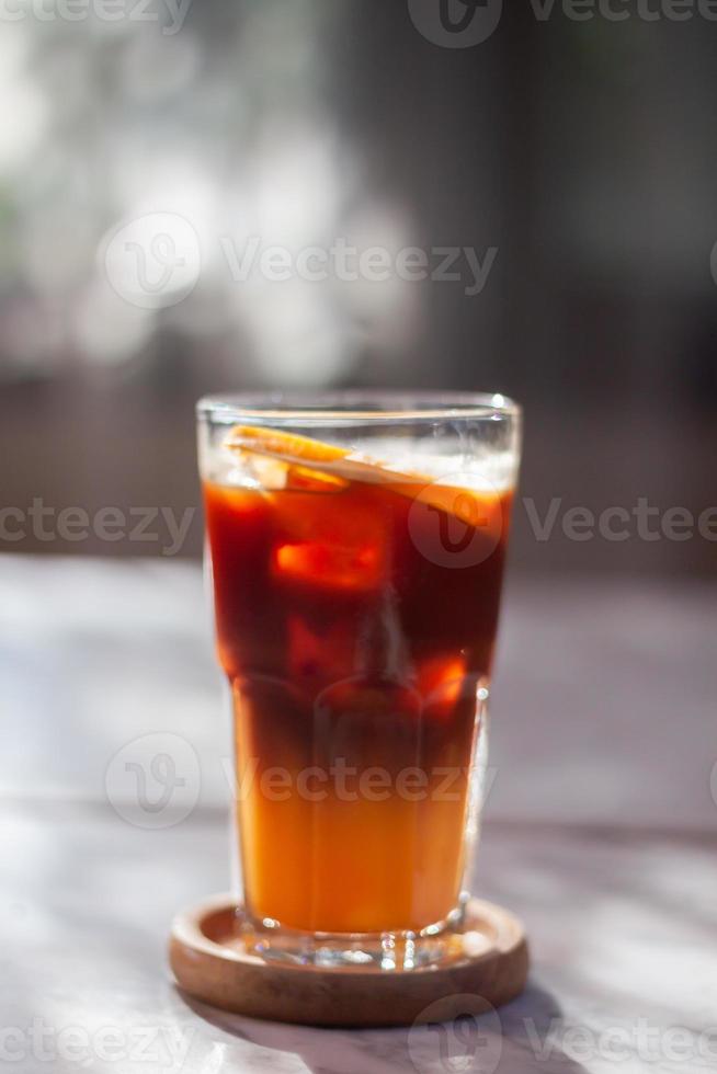 glas van americano gemengd met oranje sap foto