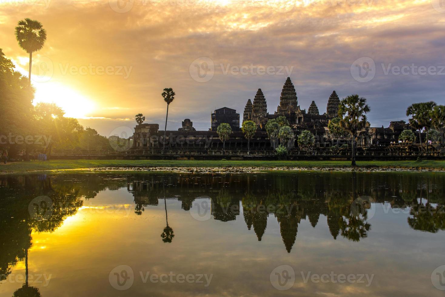 Angkor wat is een tempel complex in Cambodja en de grootste religieus monument in de wereld foto