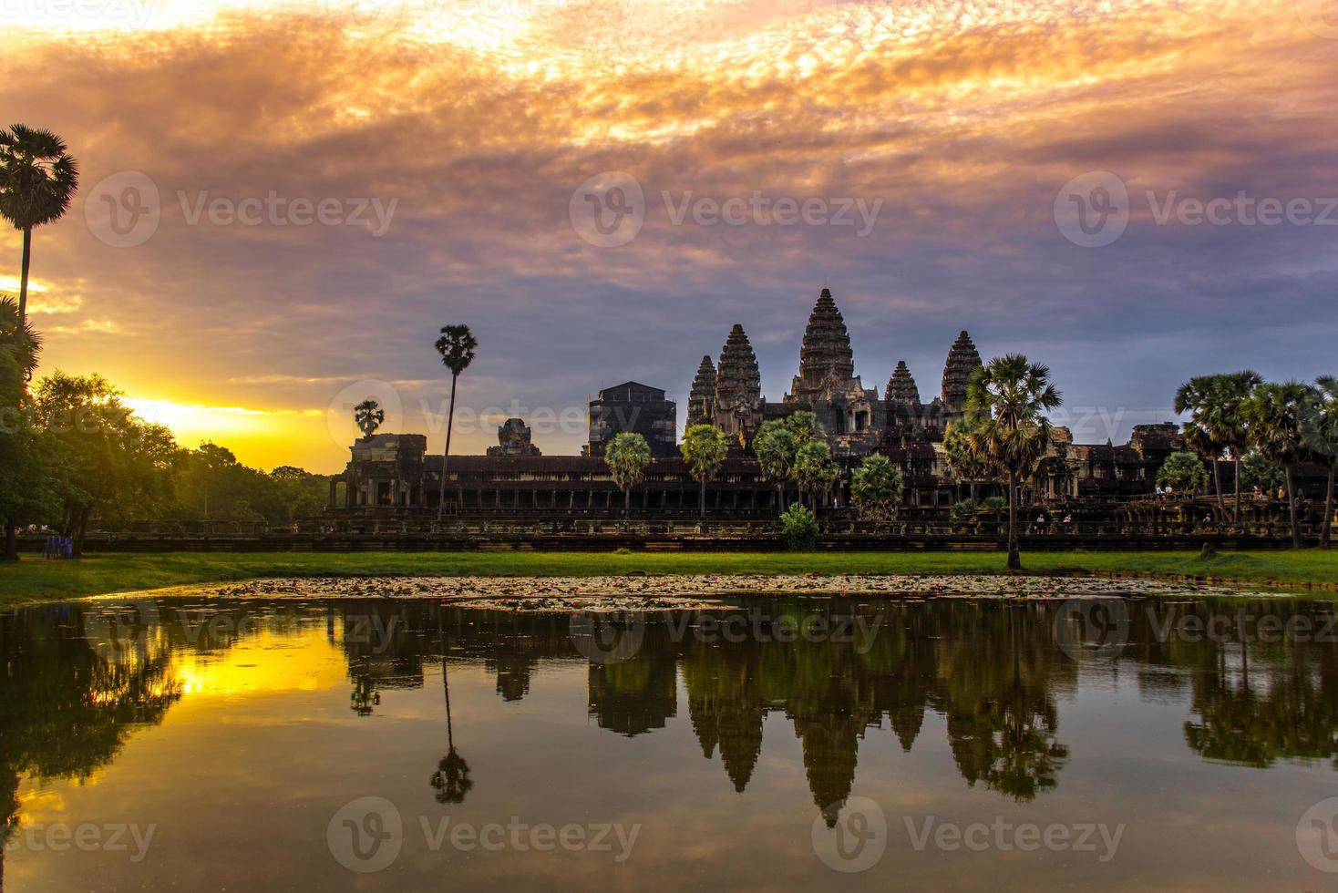 Angkor wat is een tempel complex in Cambodja en de grootste religieus monument in de wereld foto