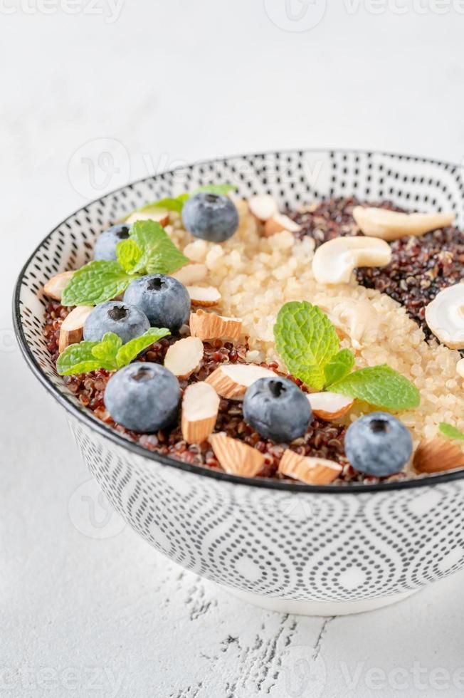 kom gekookte quinoa met noten en bosbessen foto