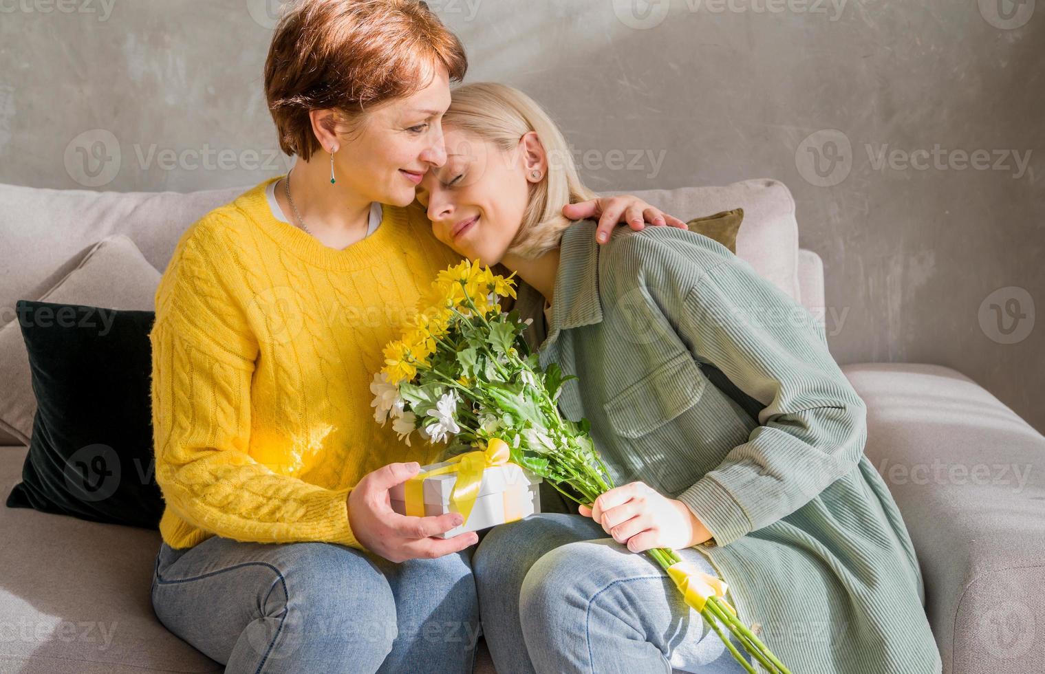 volwassen dochter feliciteren moeder Aan haar verjaardag of moeder dag. vrouwen dag. foto