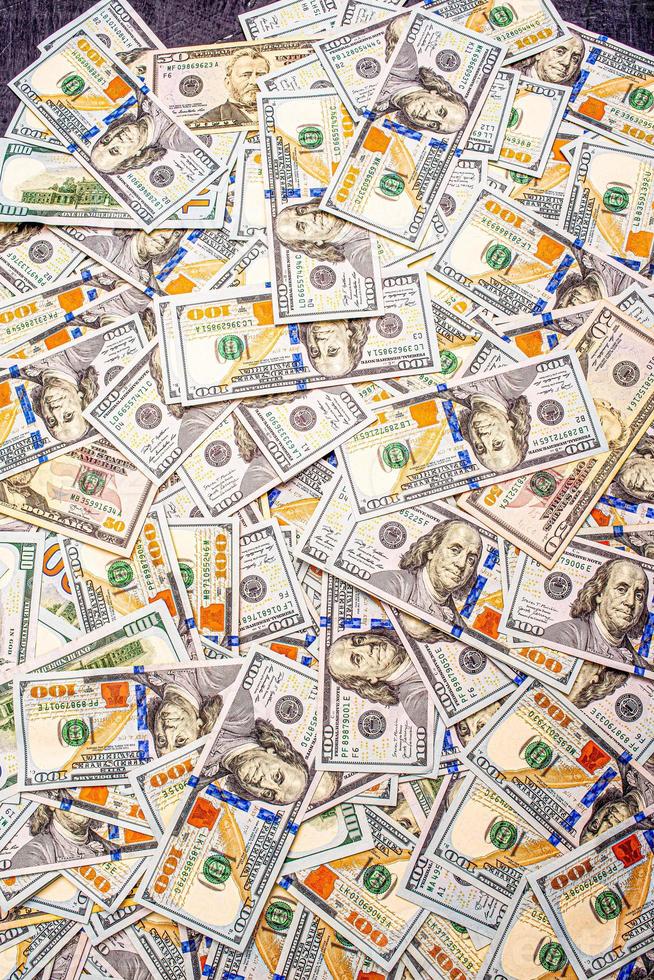verticaal kader achtergrond met dollar rekeningen. geld Amerikaans valuta Aan een zwart achtergrond. foto