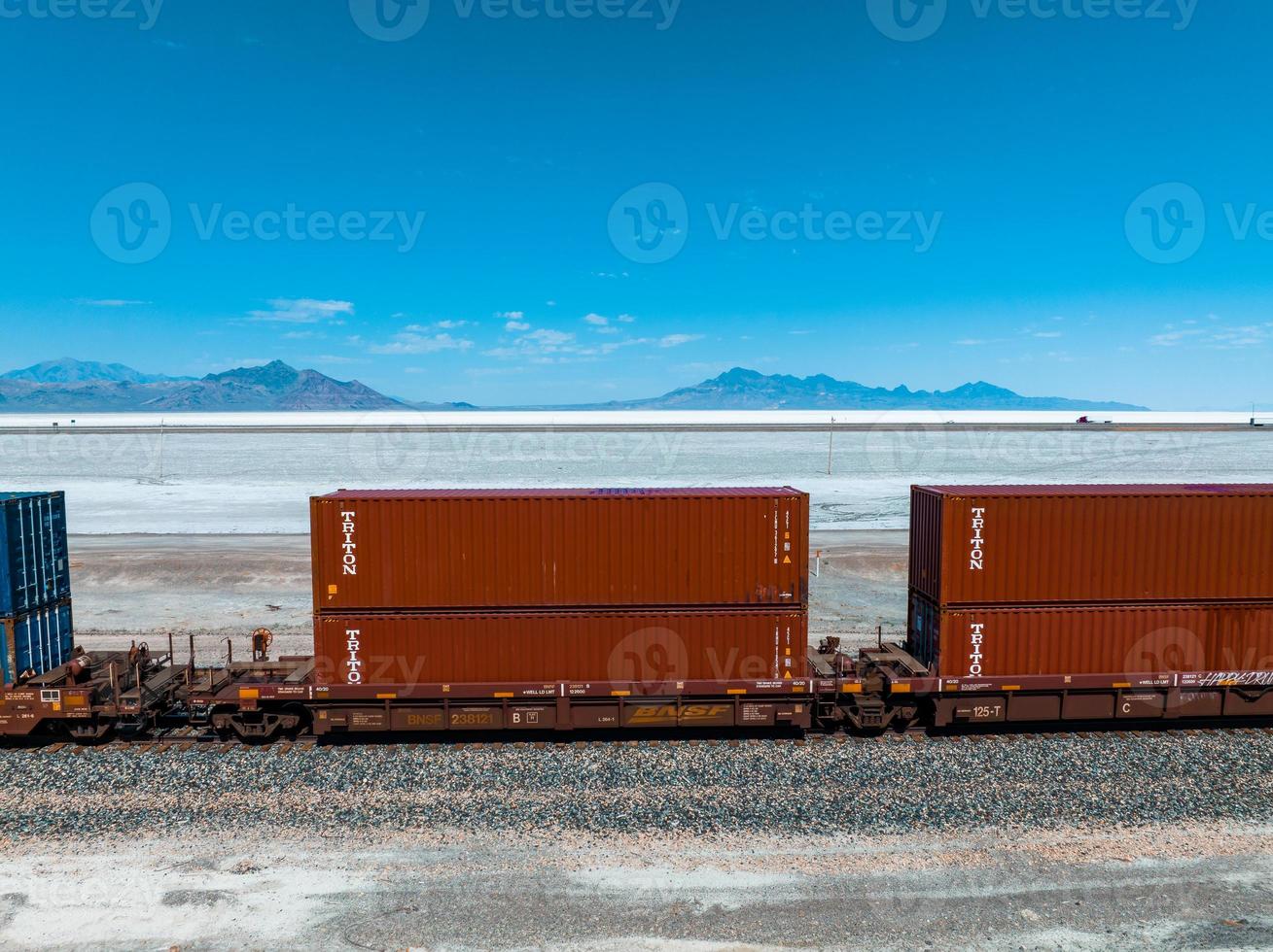 lading trein voorbijgaan door de woestijn Nevada, Verenigde Staten van Amerika in de buurt zout flats. foto