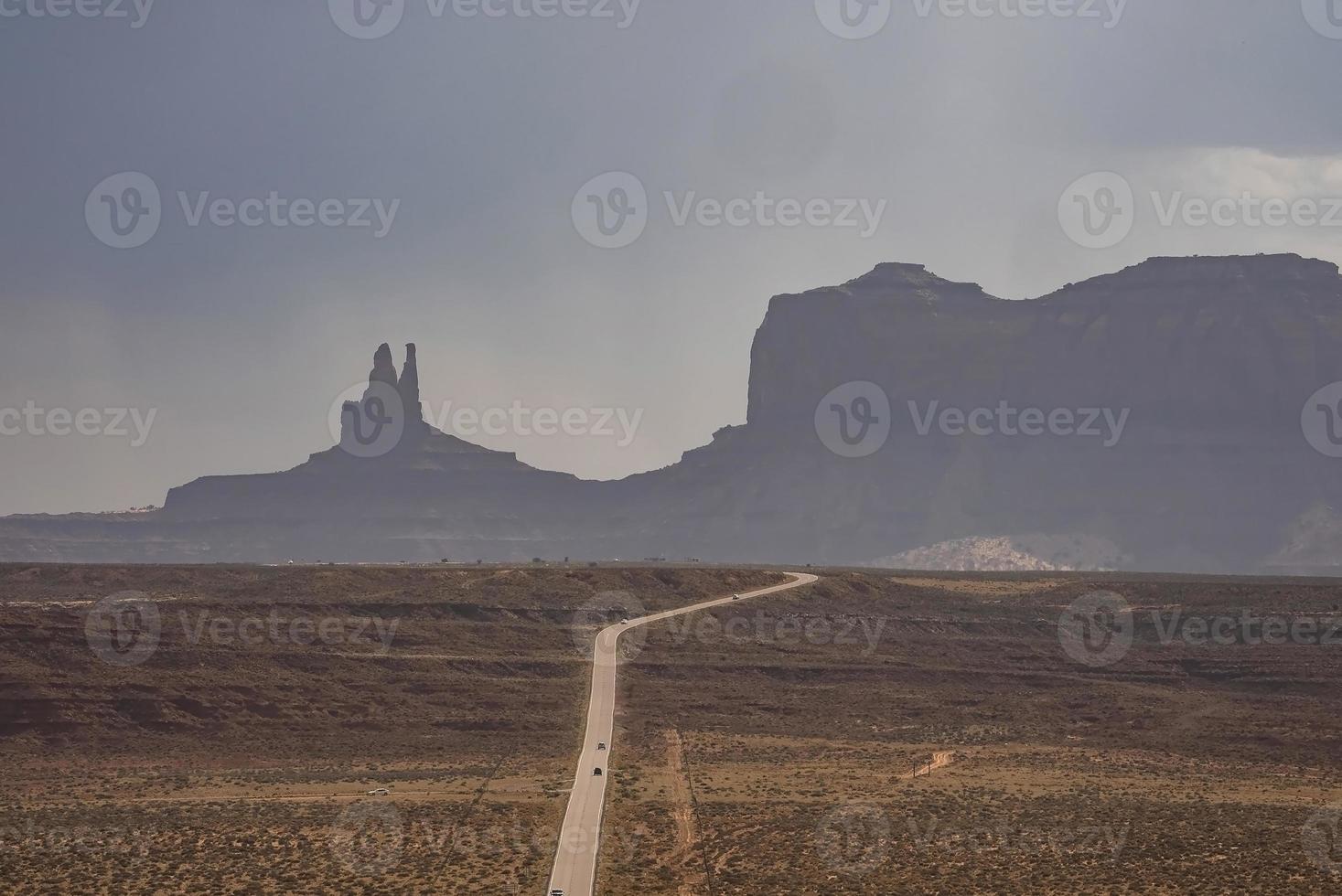 antenne visie van weg leidend naar monument vallei met lucht in achtergrond foto