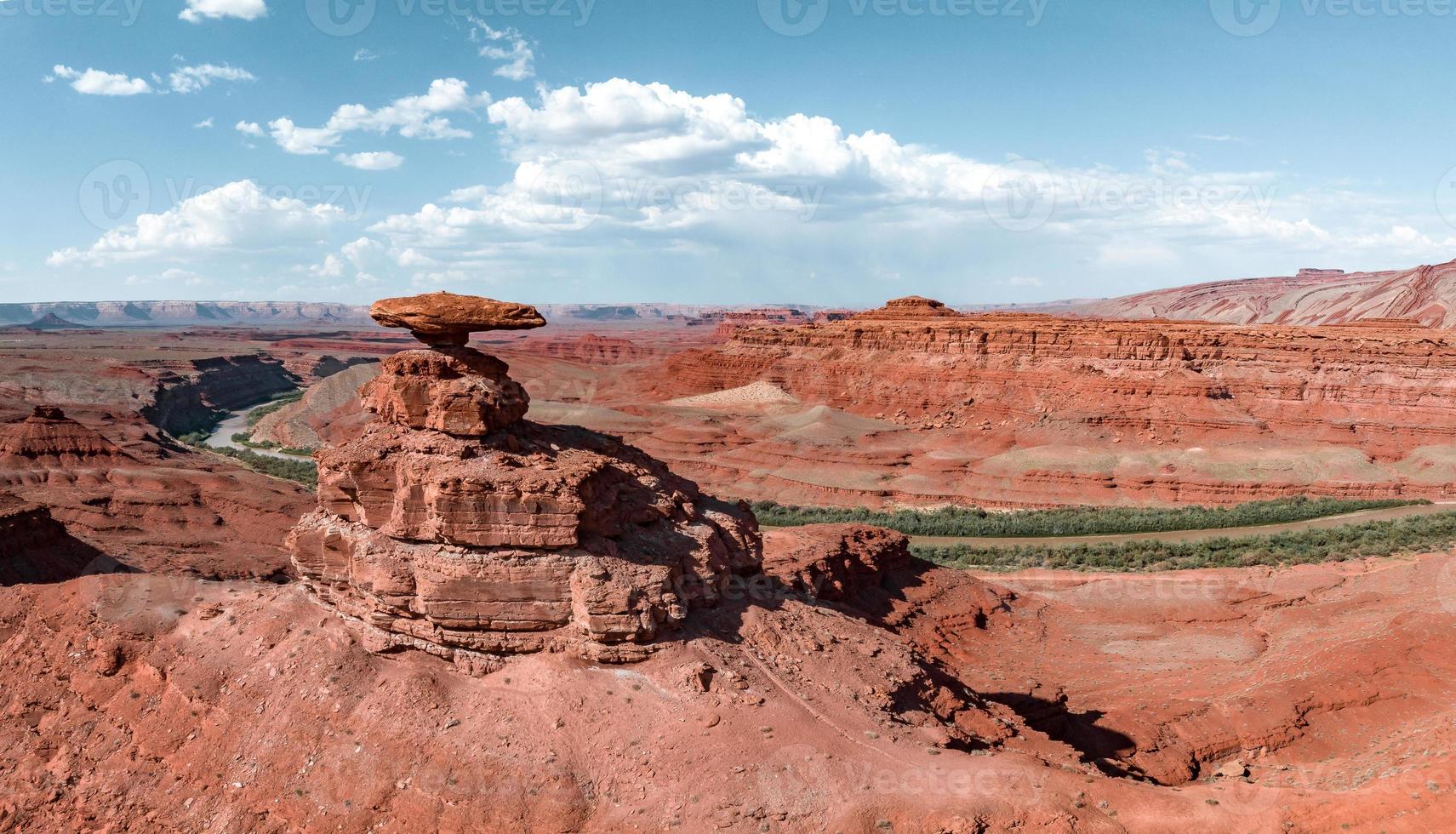 panoramisch beeld van een alleen, schijnbaar eindeloos weg in de woestijn van zuidelijk Arizona. mooi woestijn in de midden- van nergens. foto