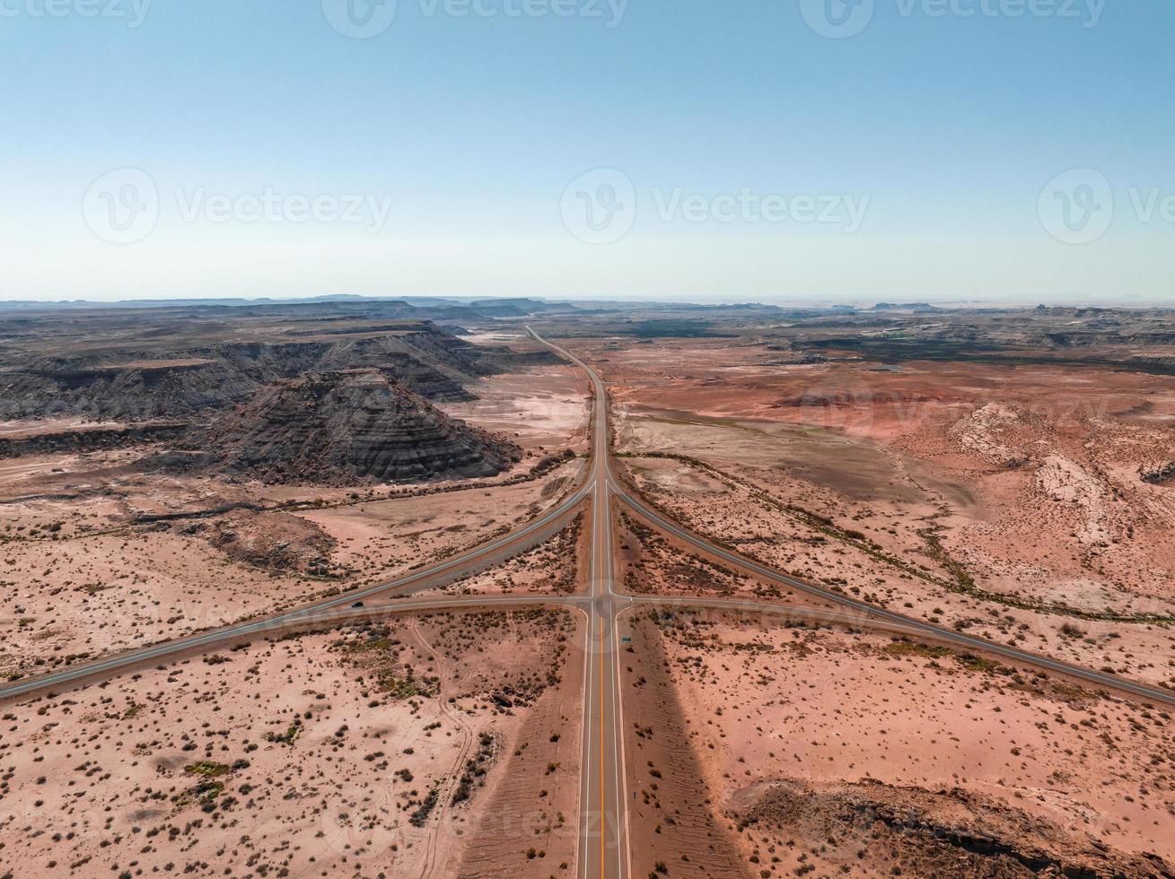 panoramisch beeld van een alleen, schijnbaar eindeloos weg in de woestijn van zuidelijk Arizona. foto