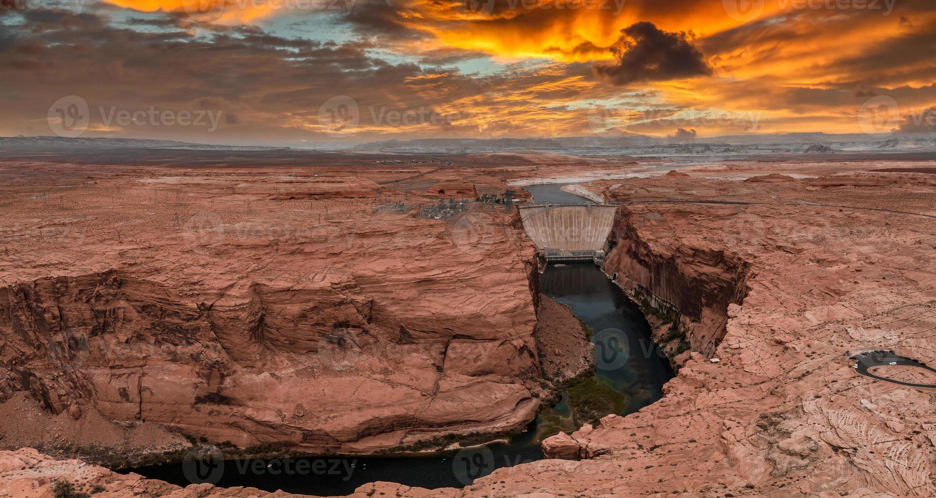 antenne visie van de groots Ravijn stroomopwaarts Colorado rivier- Glen Ravijn dam in Arizona foto