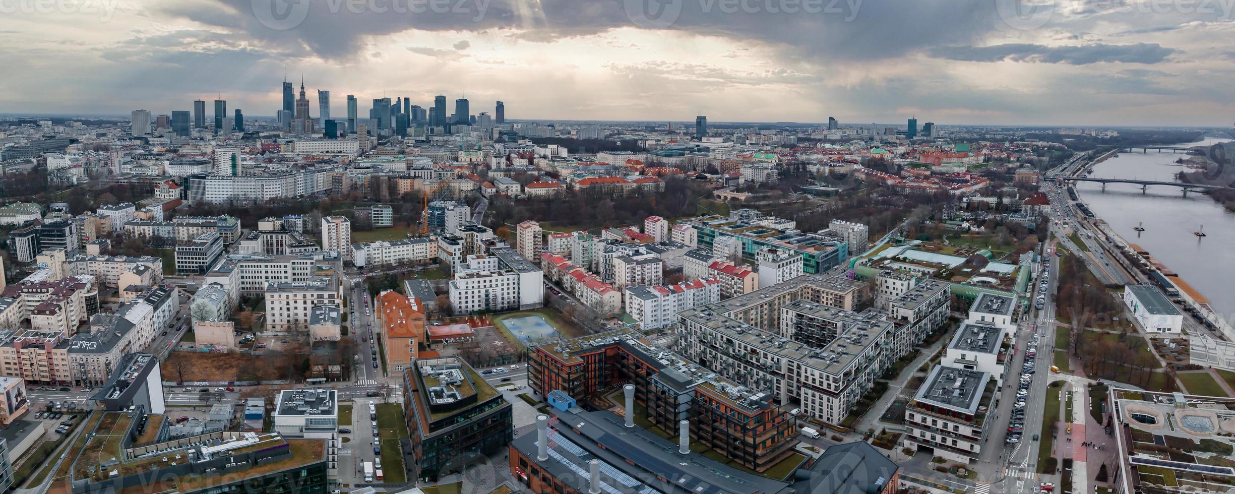 panoramisch antenne visie van de modern wolkenkrabbers en bedrijf centrum in Warschau. foto