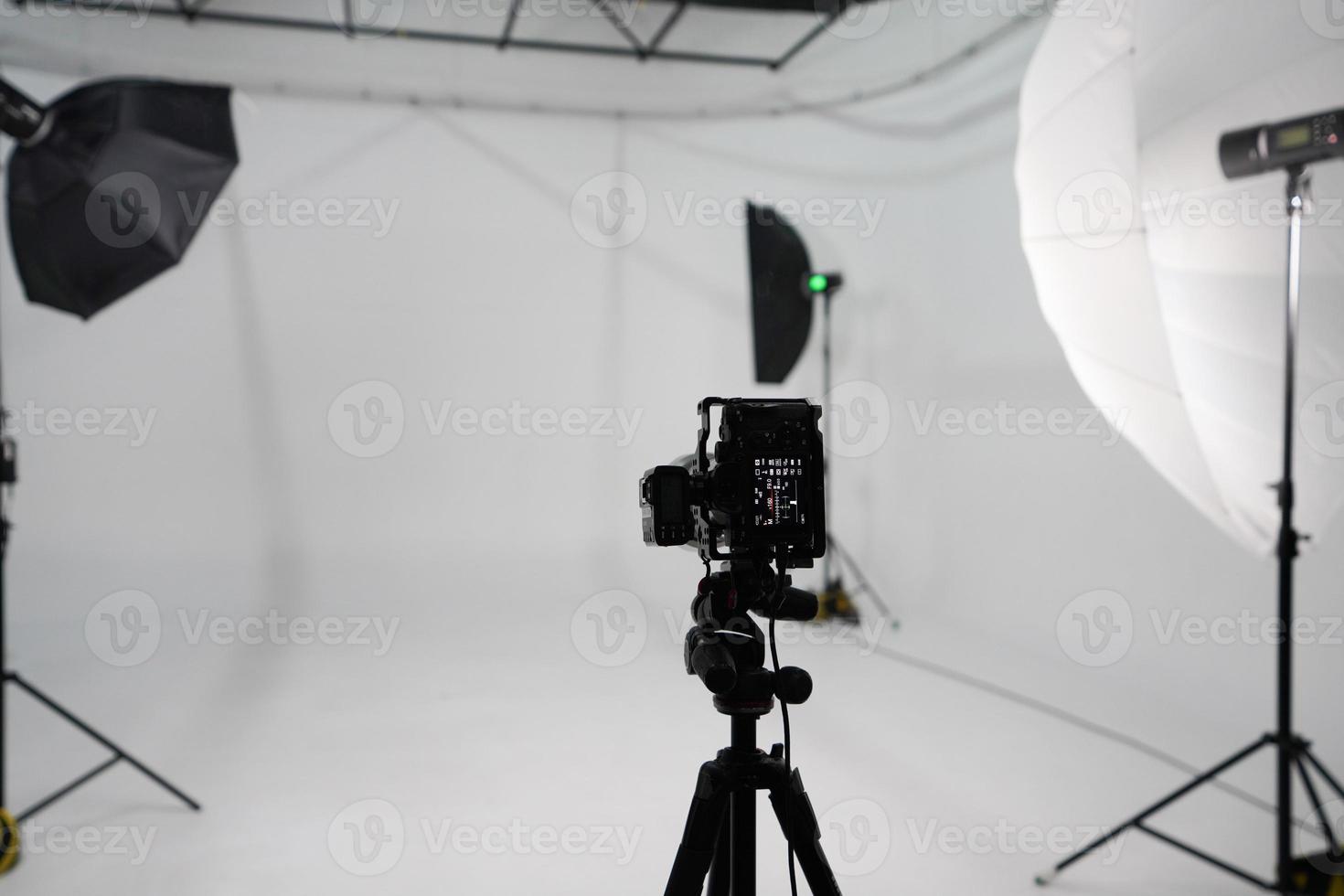 een leeg foto studio met wit cyclorama. monoblokken met knippert gebruik makend van softboxen van verschillend vormen. fotografisch fotografie studio ruimte met wit cyclorama