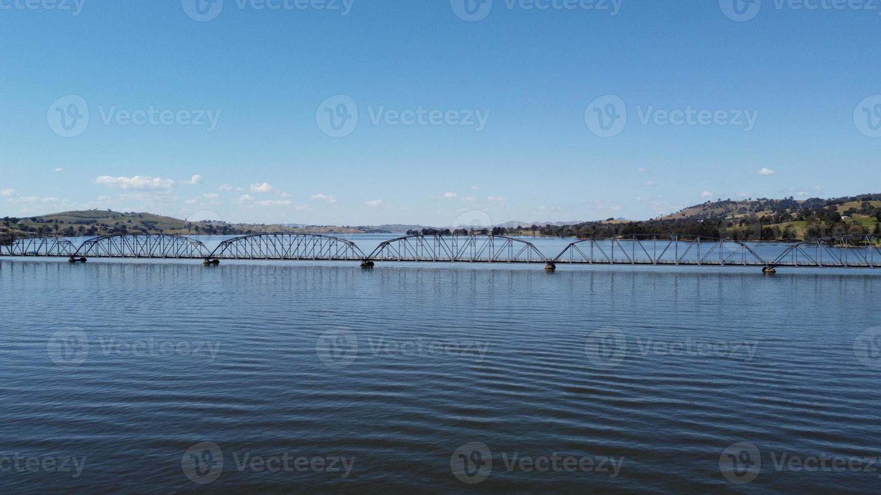 de bethanga of belbrug brug is een staal truss weg brug dat draagt de riverina snelweg aan de overkant meer hume, een kunstmatig meer Aan de murray rivier- in Australië. foto