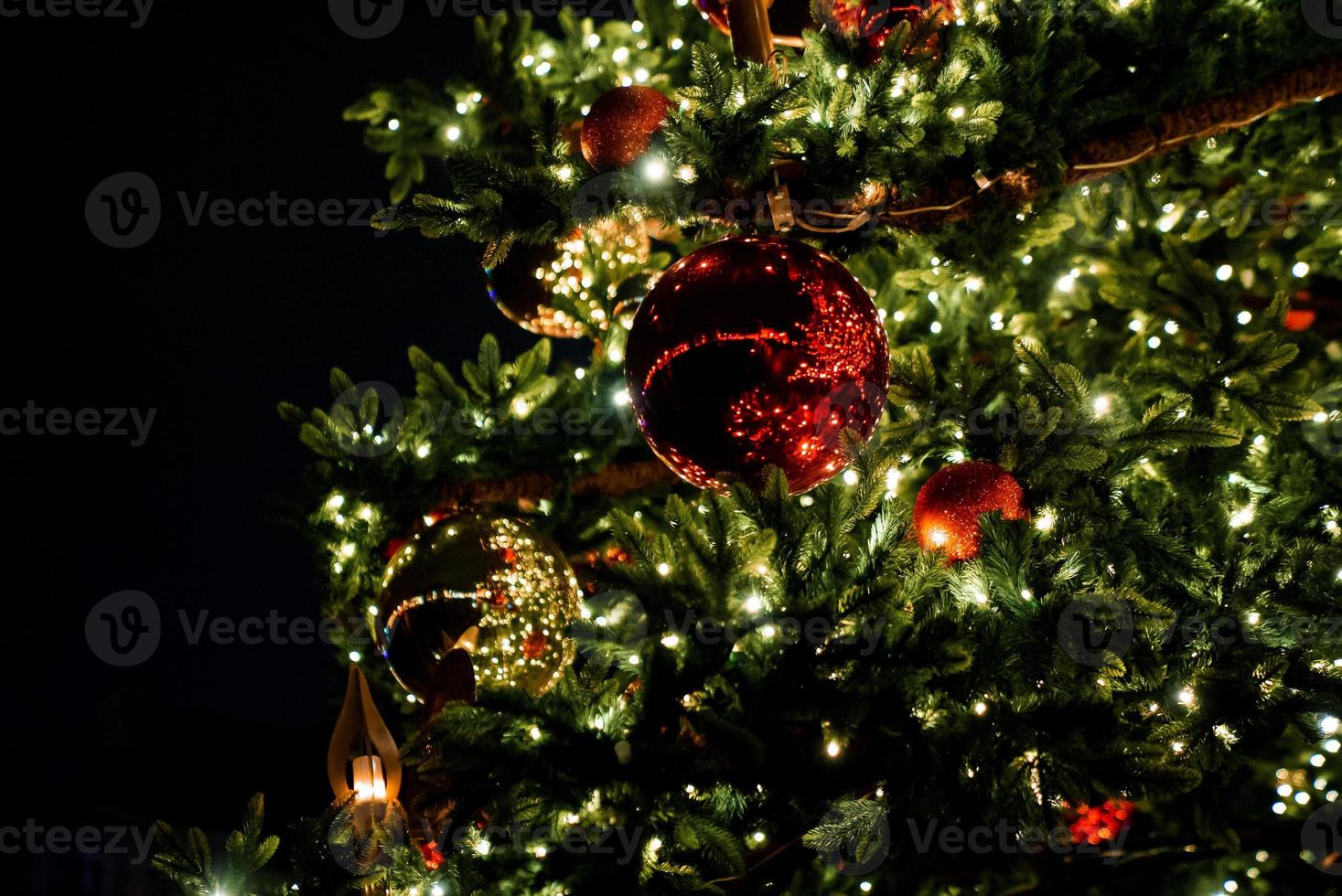 Kerstmis boom decoratie en lichten, glad beweging camera met parallax effect. foto