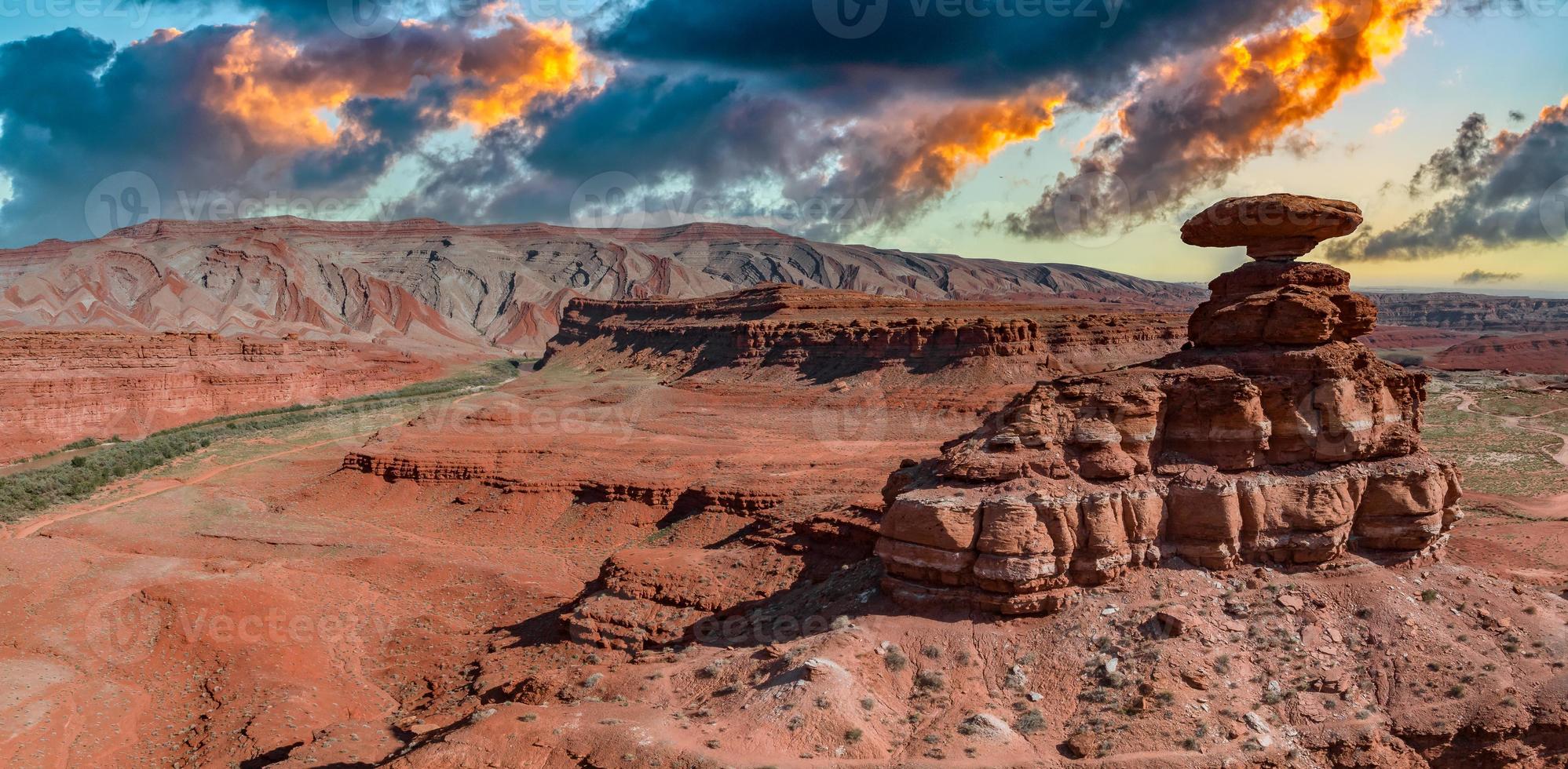 de balanceren steen gebeld Mexicaans hoed rots in Utah. Mexicaans hoed foto