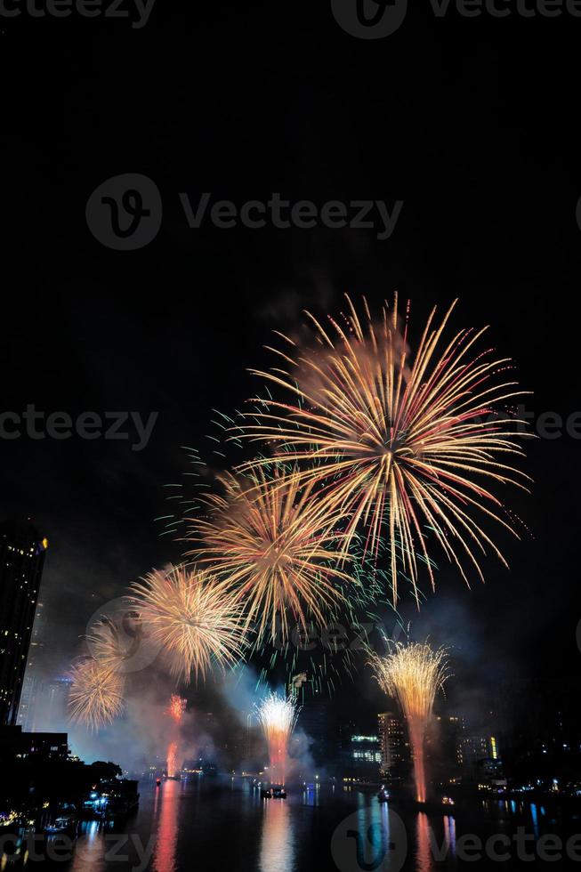 vuurwerk Aan de rivier- Bij nacht foto