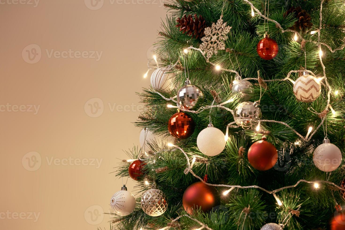 versierd Kerstmis boom Aan vervaagd, sprankelend en fee achtergrond foto