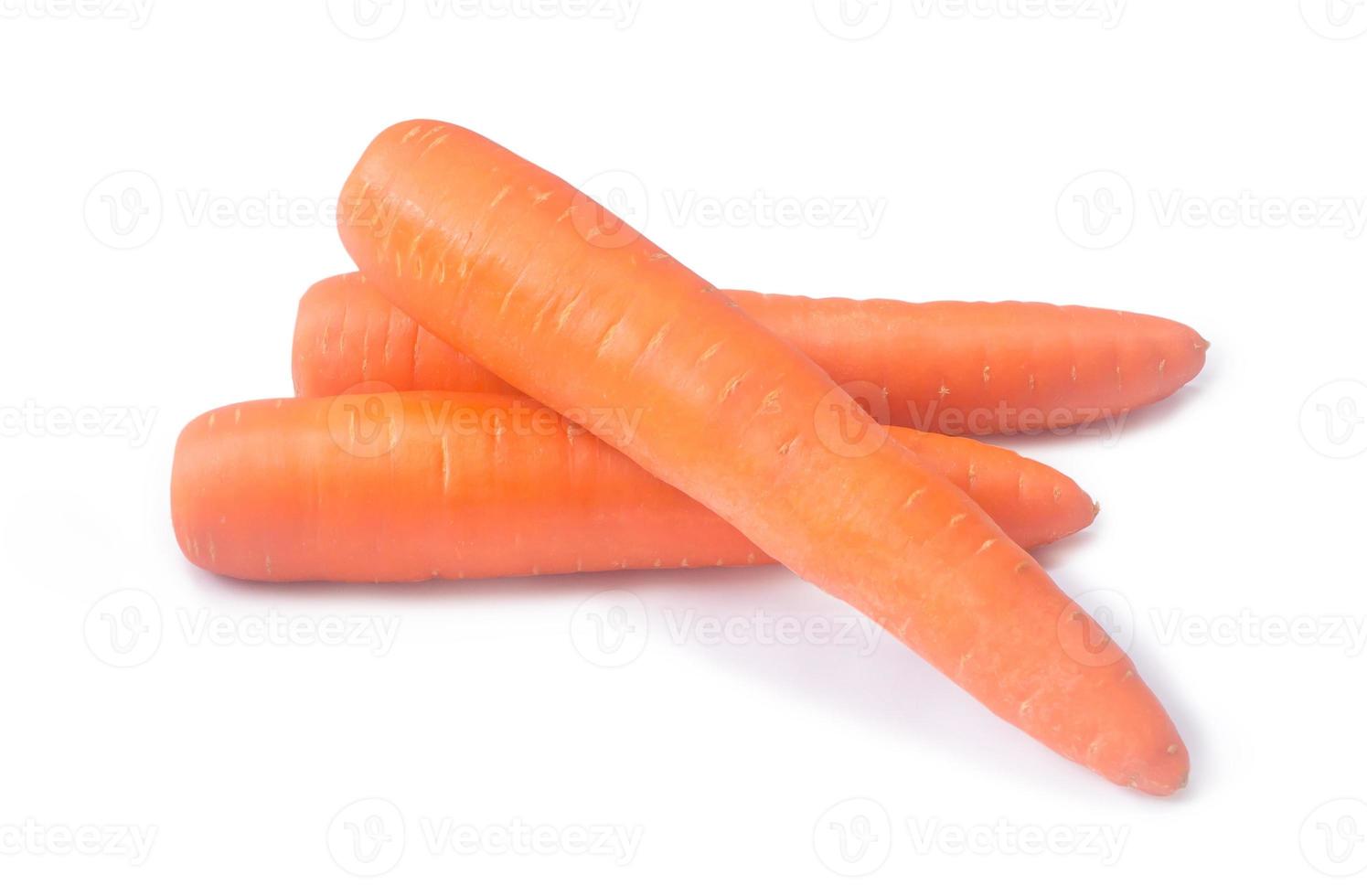 drie oranje wortels groente in stack geïsoleerd Aan wit achtergrond met knipsel pad foto