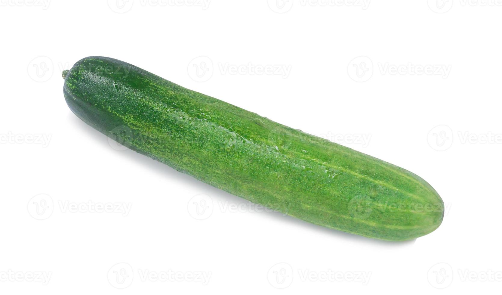 top visie van single vers groen komkommer groente geïsoleerd Aan wit achtergrond met knipsel pad foto