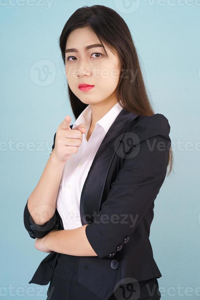 vrouw op zoek Bij camera en richten vinger foto