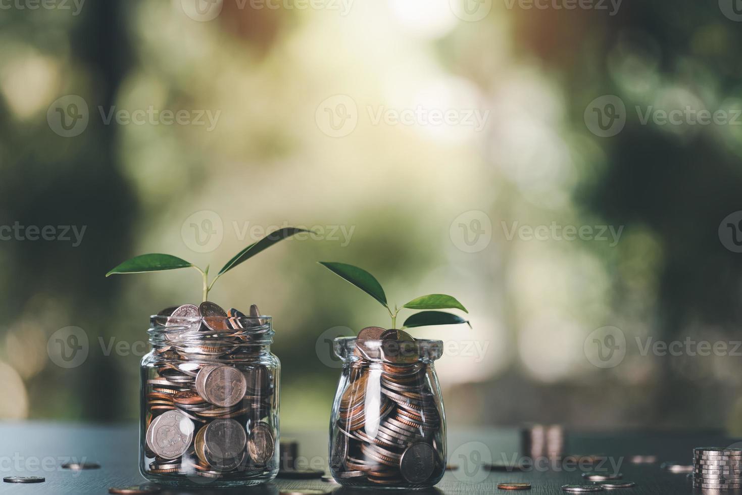 munten in glas kan, financiën en bankieren, fonds groei en spaargeld concept, financieel rendement planning, pensioen besparingen, financieel vrijheid, instelling doelen voor besparing geld voor de toekomst foto