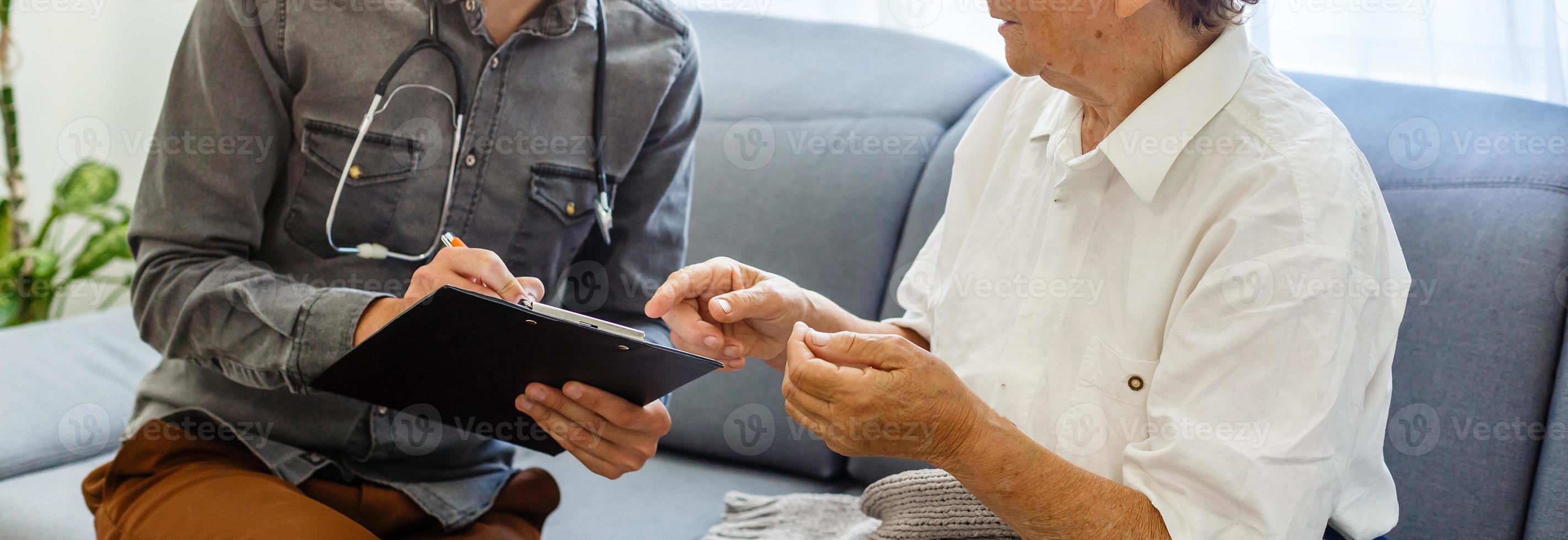 roze lint voor borst kanker bewustzijn. vrouw geduldig luisteren naar dokter in medisch kantoor. ondersteuning mensen leven met tumor ziekte. foto