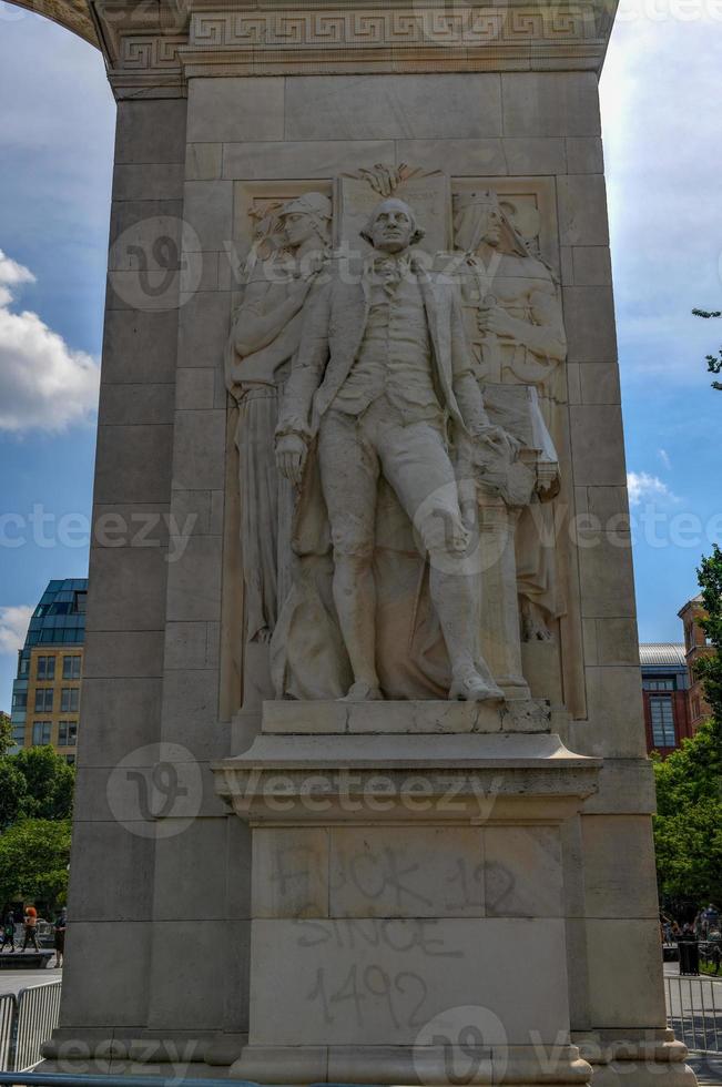 vernield standbeeld van George Washington in Washington plein park in aansluiting op protesten in nieuw york stad. foto