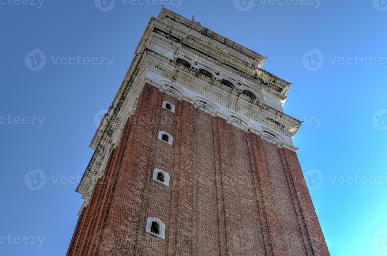 de klok toren in heilige mark's plein in Venetië, Italië Bij nacht. foto