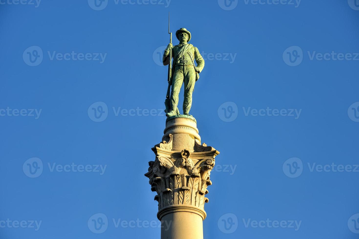 verbonden soldaten en zeelieden' monument. het beeldt af een bronzen verbonden privaat staand Aan top van de pijler, welke is samengesteld van 13 graniet blokken naar symboliseren elk van de verbonden staten. foto