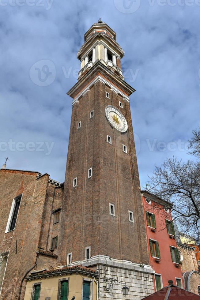 klok toren van kerk van de heilig apostelen van Christus in de cannaregio sestiere van de eiland van Venetië in Italië. foto