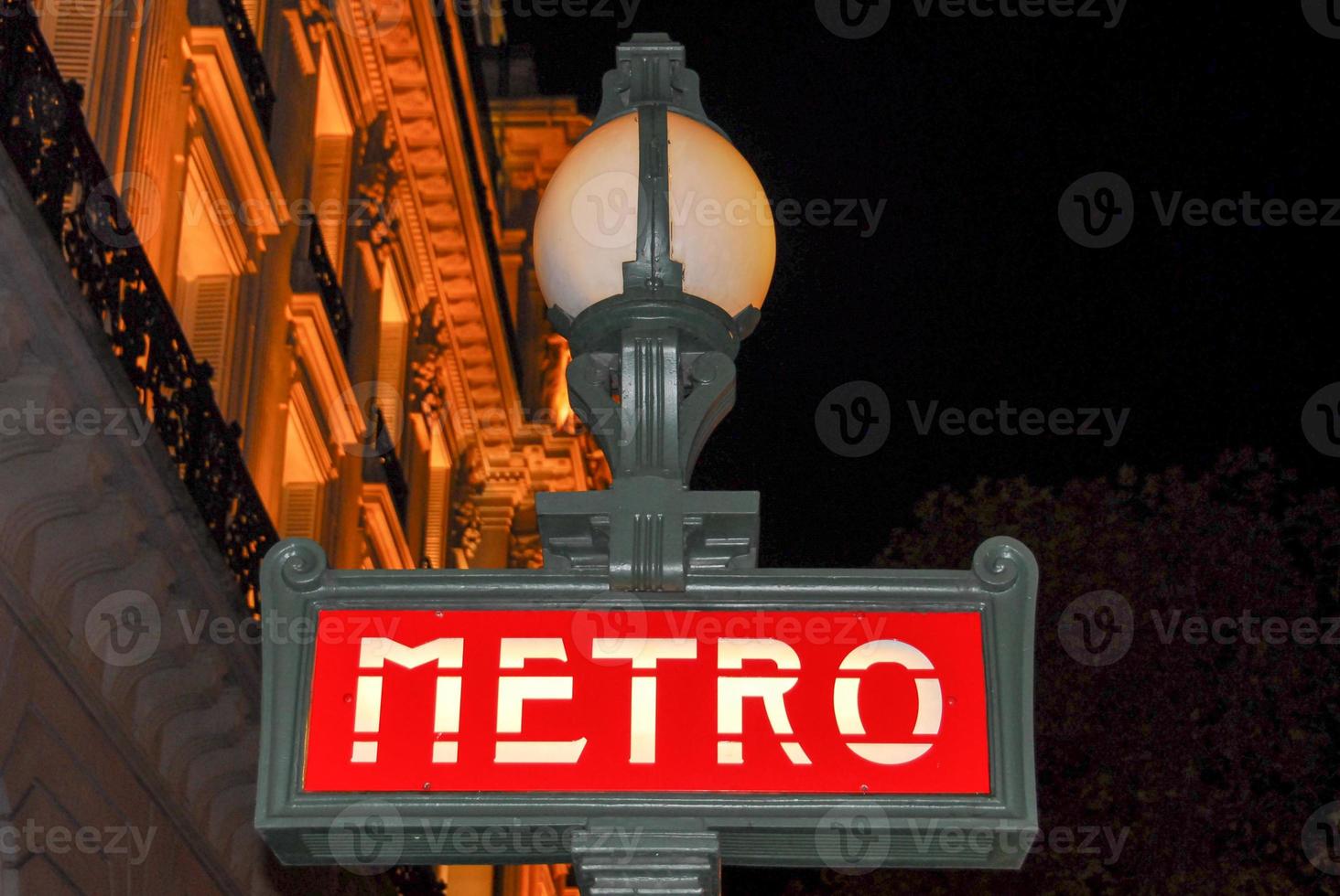 Parijs metro teken Bij nacht in Frankrijk. foto