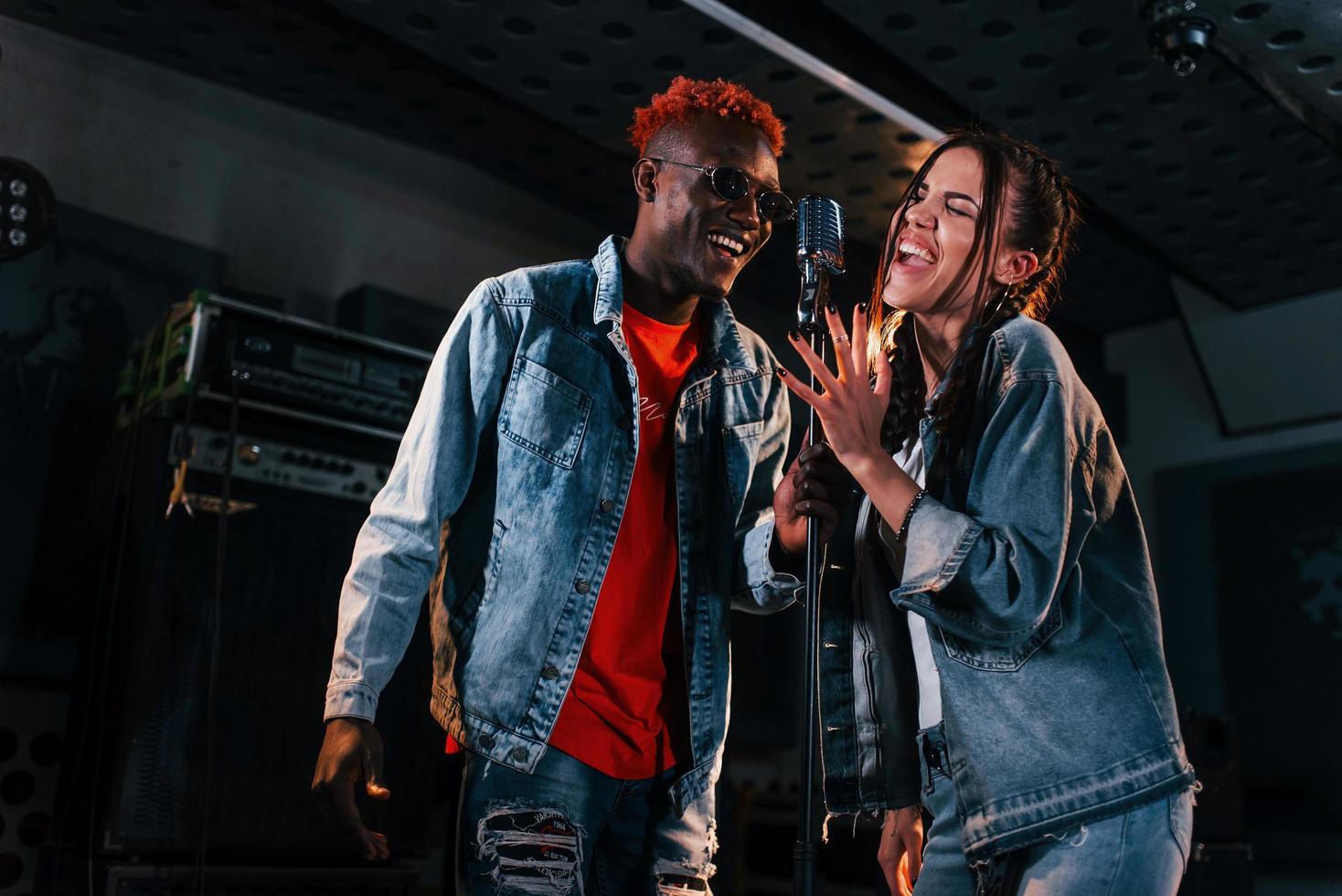 twee multi etnisch vrienden hebben een vocale praktijk in de studio samen foto