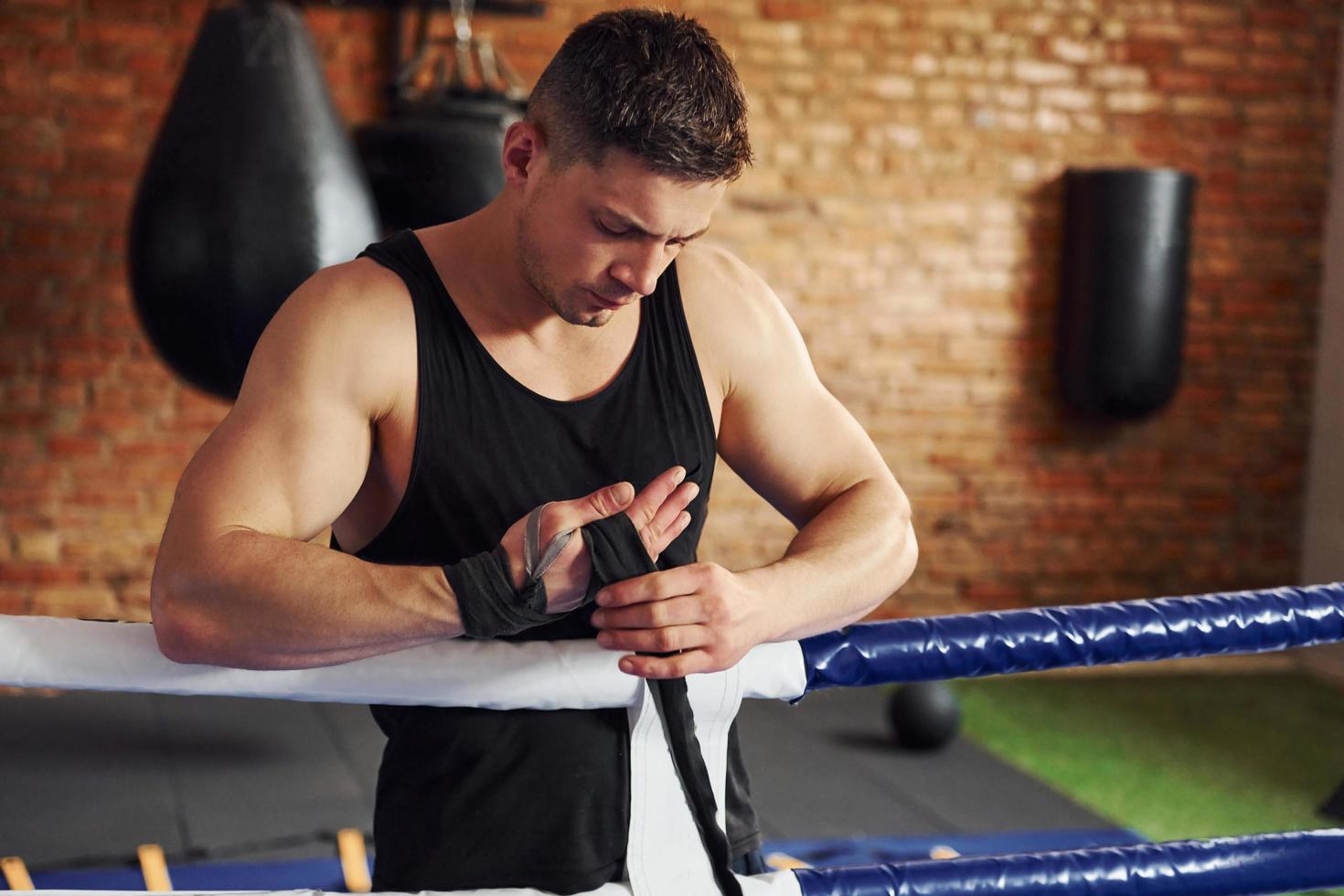 jong bokser in sportief kleren hebben praktijk in de Sportschool foto