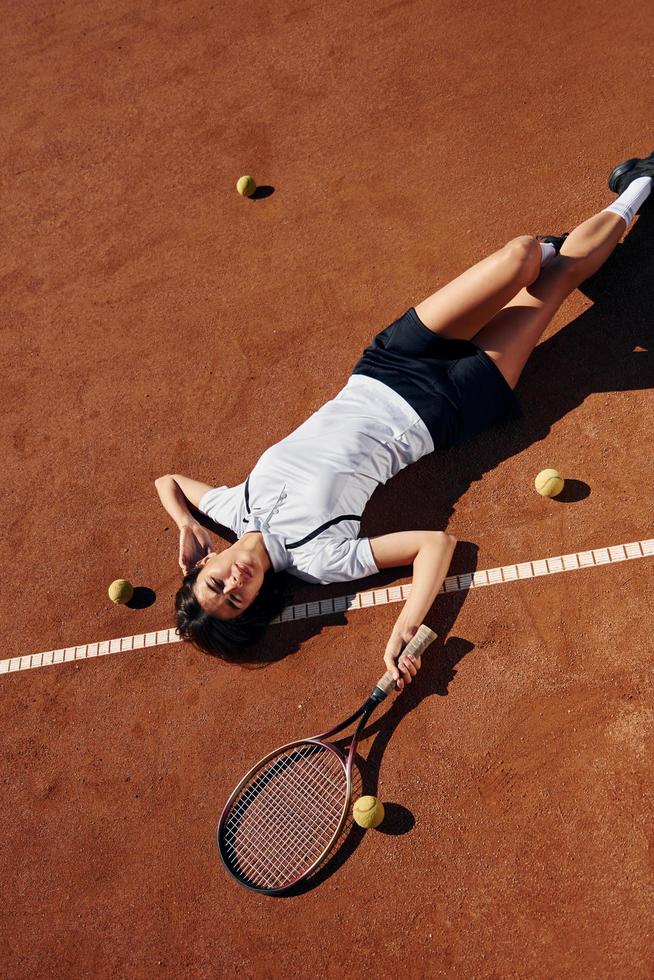 visie van bovenstaande. vrouw tennis speler is Aan de rechtbank Bij dag foto