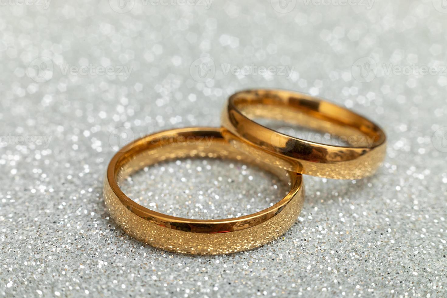 zullen u trouwen mij. twee gouden bruiloft ringen Aan zilver schitteren achtergrond. verloving huwelijk voorstel bruiloft concept. st. Valentijnsdag dag ansichtkaart. banier Aan valentijnsdag dag. kopiëren ruimte. foto