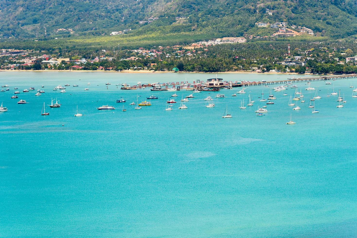 visie zee en pier voor reizen boot in phuket eiland, Thailand foto