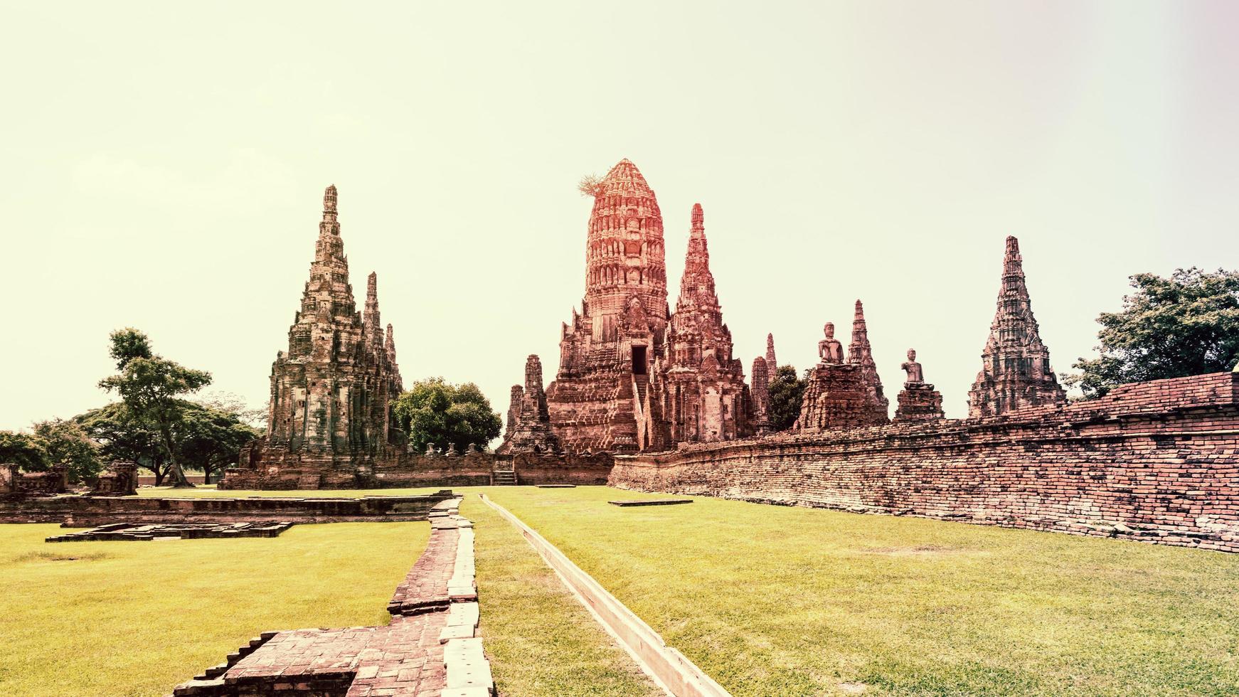 wijnoogst stijl wat chaiwatthanaram oude tempel foto