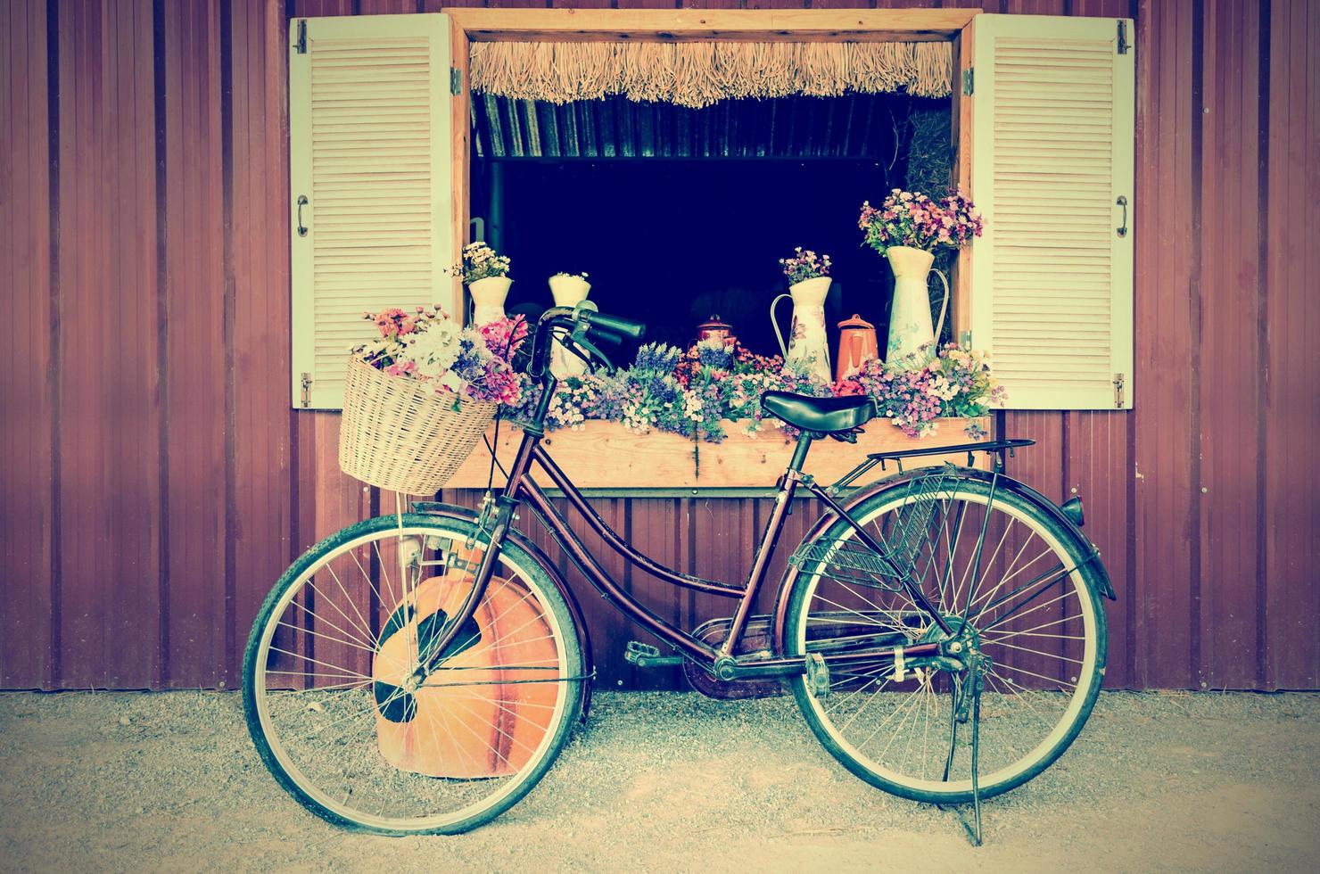 oud fiets en bloemen in wijnoogst stijl foto