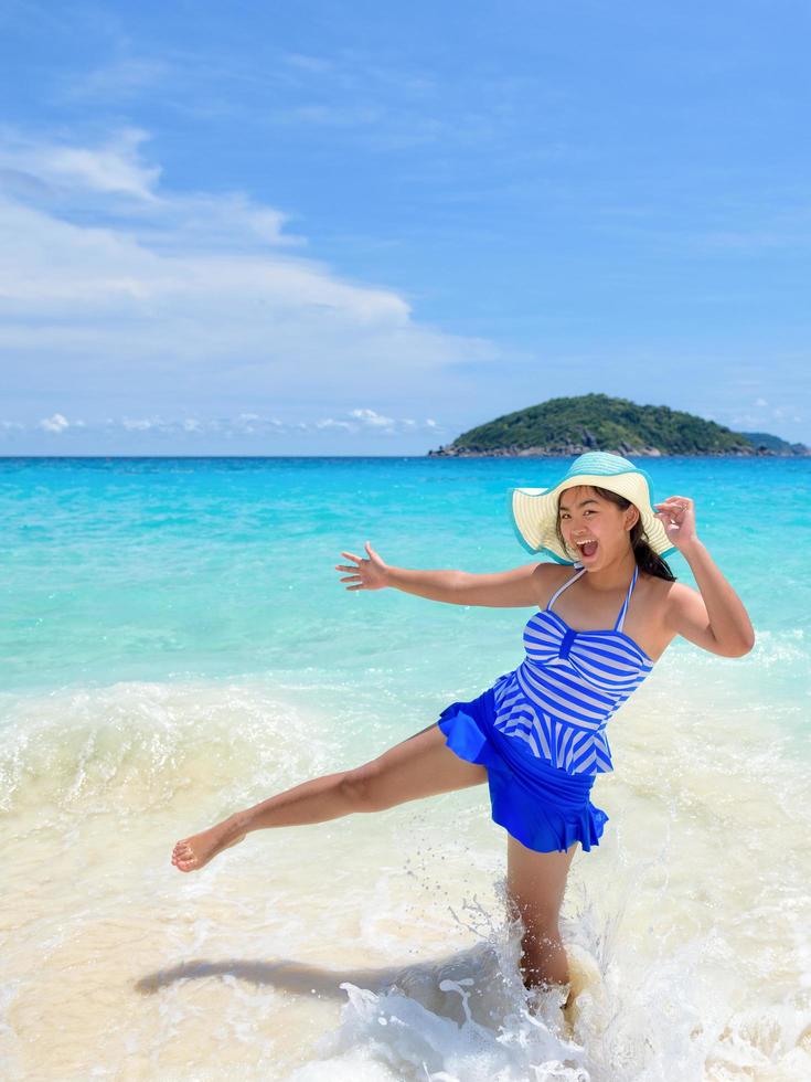 vrouw pret Aan strand in Thailand foto