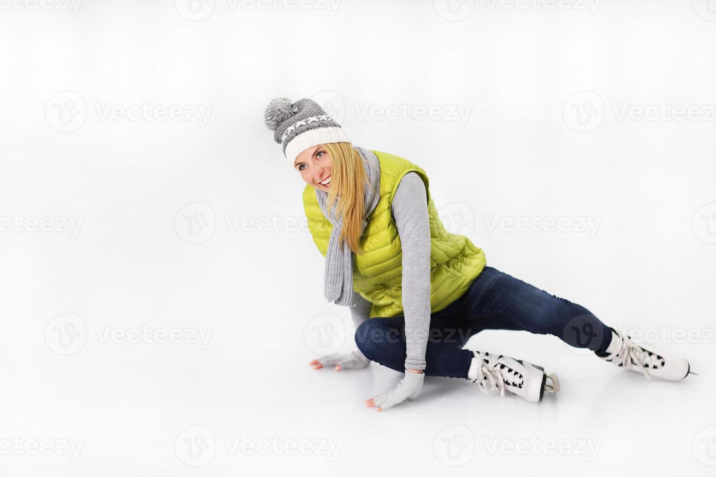 vrouw vallend Aan ijs foto