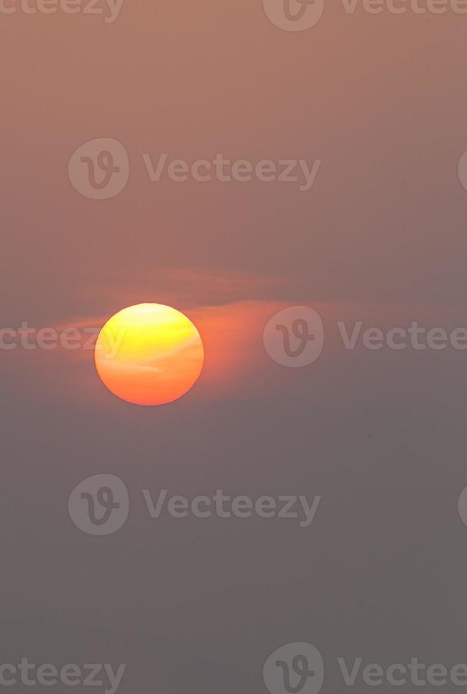 afbeelding van dramatisch en kleurrijk lucht met zon gedurende zonsondergang foto