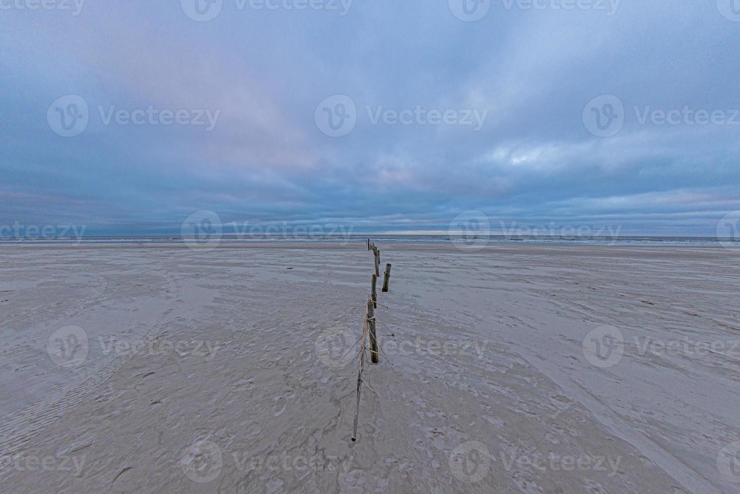 visie van breed zanderig strand van vejers in Denemarken in avond licht foto