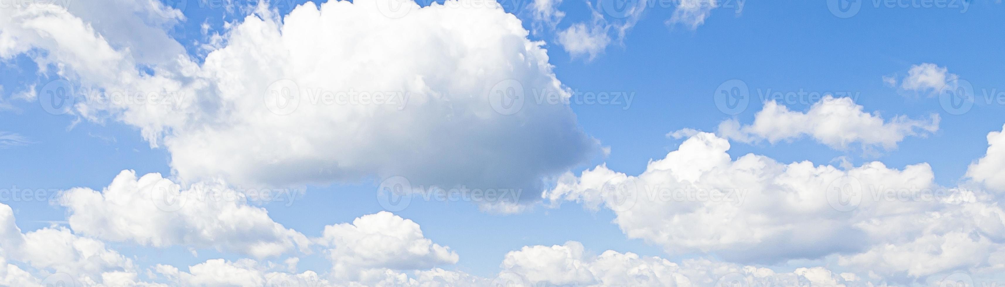 beeld van een gedeeltelijk bewolkt en gedeeltelijk Doorzichtig lucht gedurende de dag foto